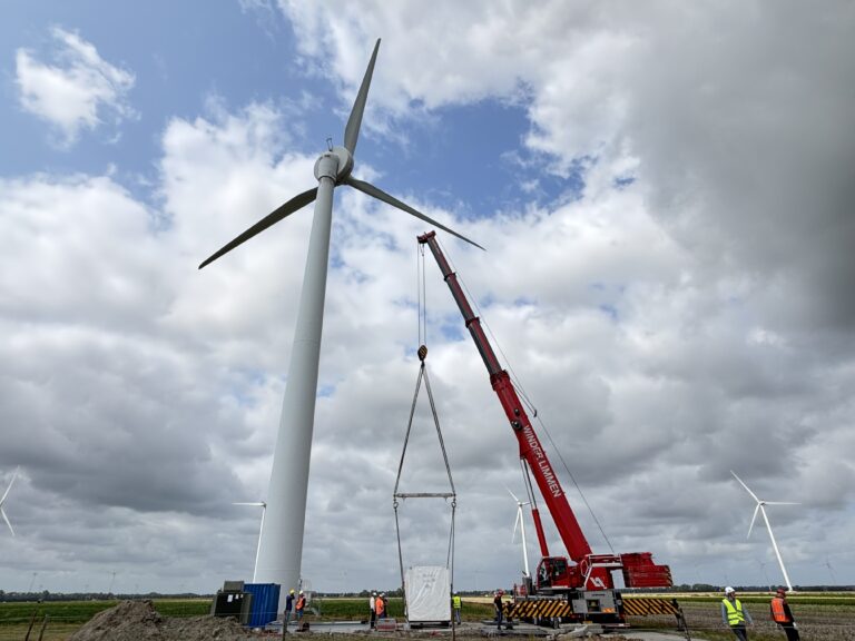 BESS energieopslag van 5MWh naast windmolen