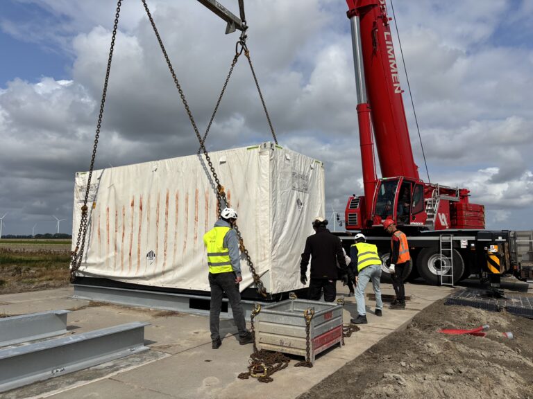 Jinko BESS container 5MWh met Power Electronics PCS omvormer tijdens installatie door ETURN