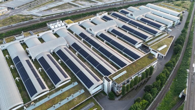 Zonnedak op complex gebogen dak in Stuttgart