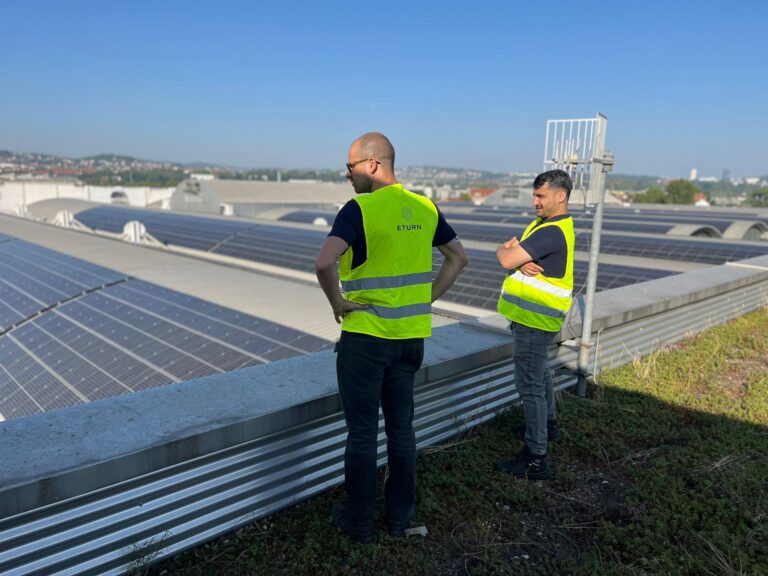 Zonnedak op complex gebogen dak in Stuttgart