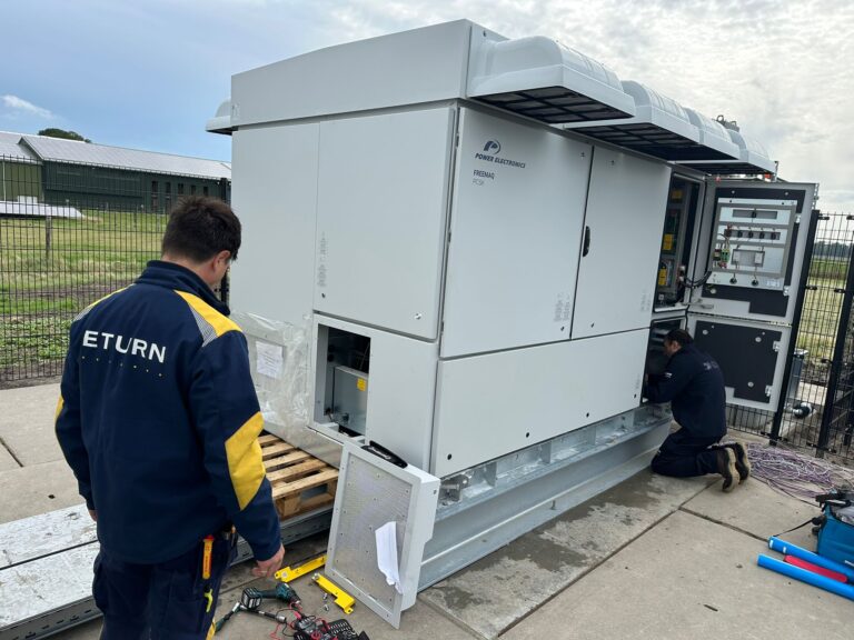 BESS energieopslag van 5MWh naast wind molen
