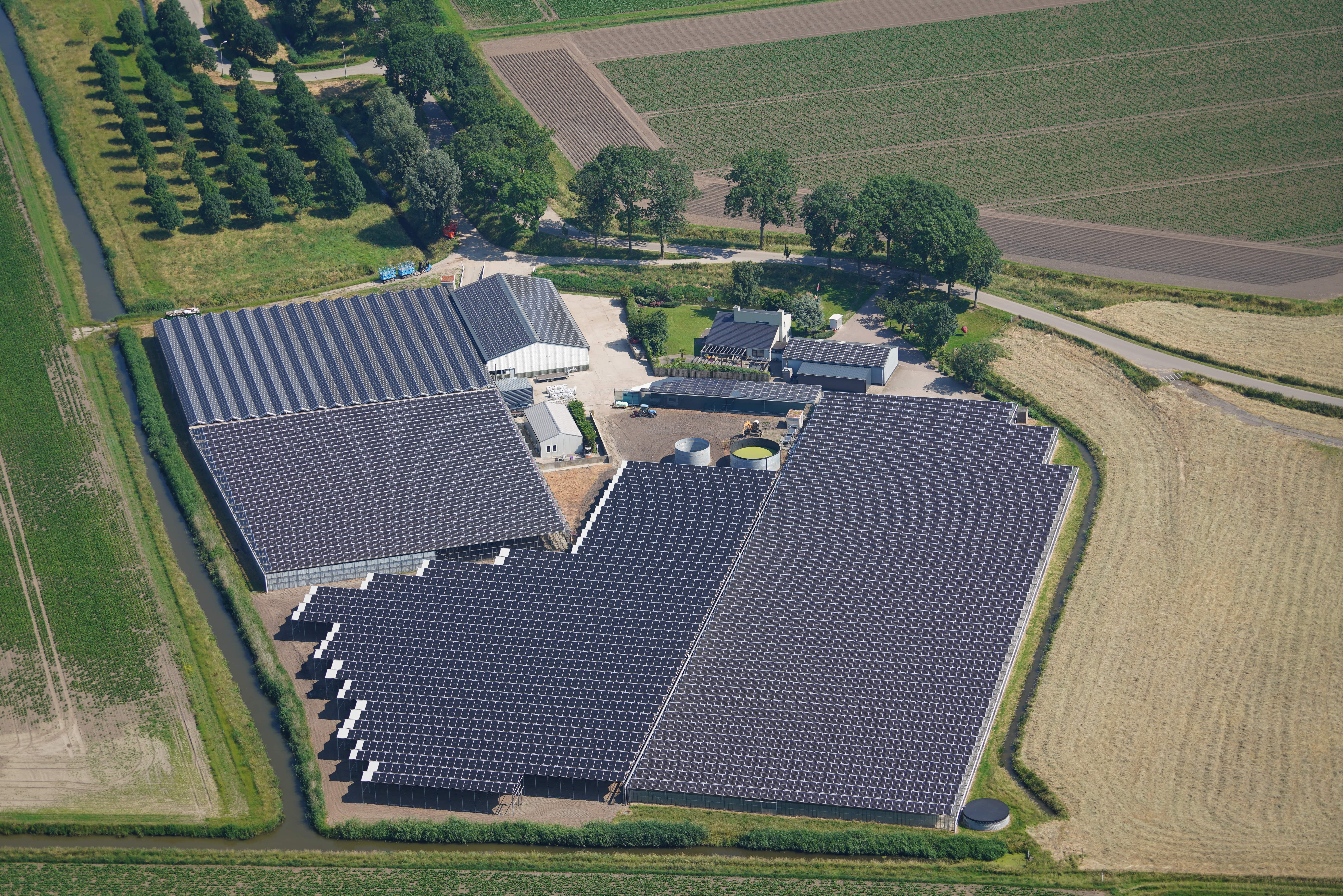 Aanpassing van kasconstructie voor plaatsing van zonnepanelen en voorbereiding op batterijopslag